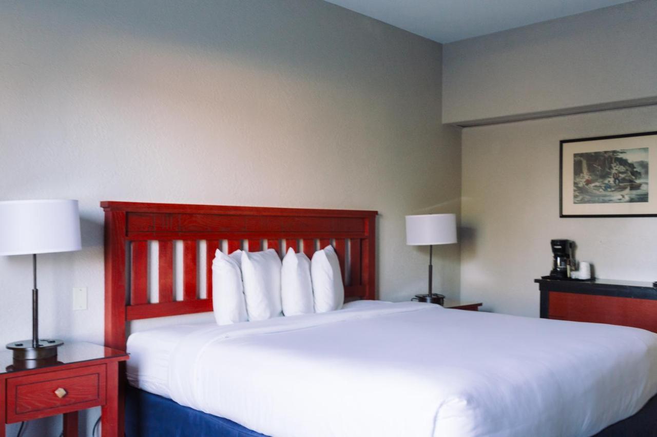 Wildwood Lodge & Suites Clive Extérieur photo
