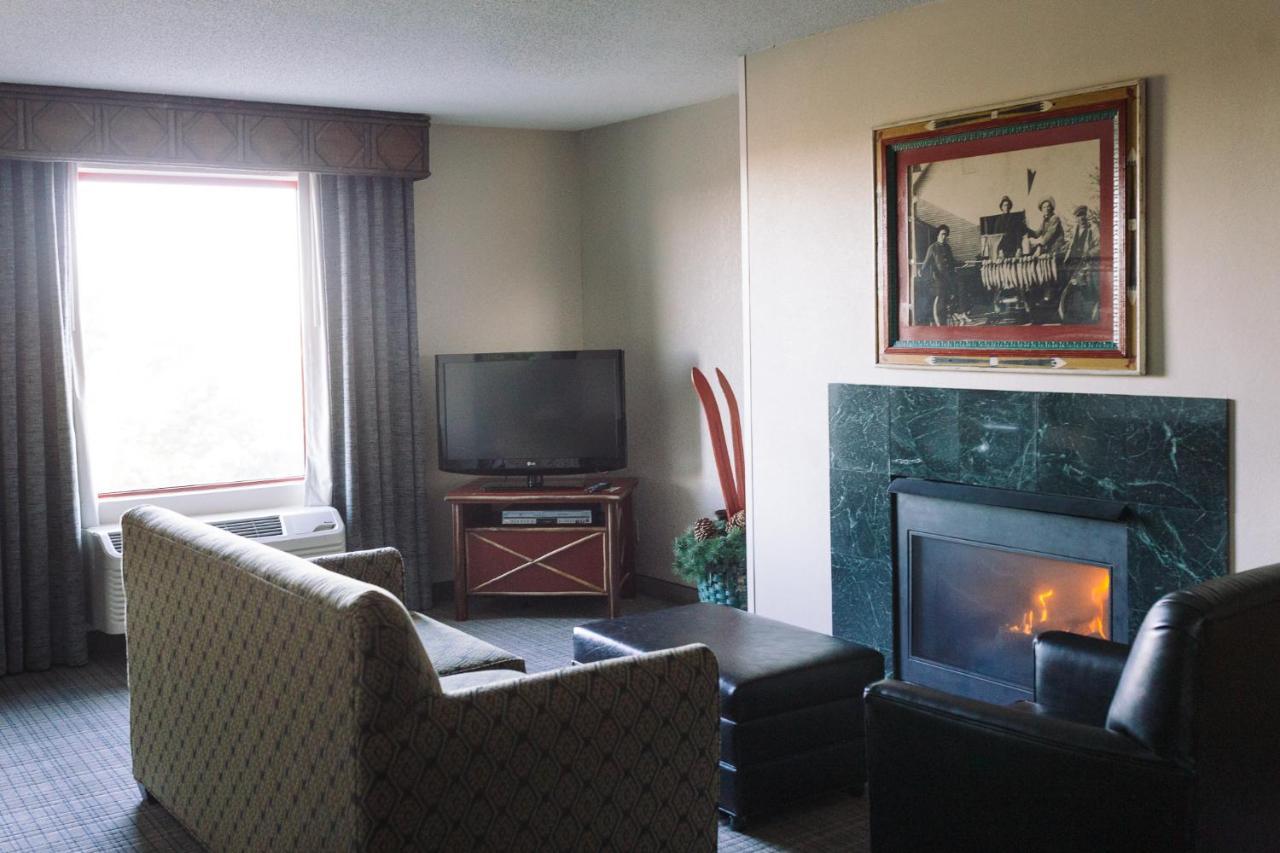 Wildwood Lodge & Suites Clive Extérieur photo