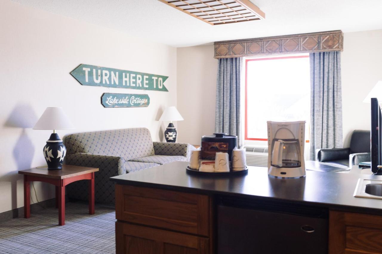 Wildwood Lodge & Suites Clive Extérieur photo